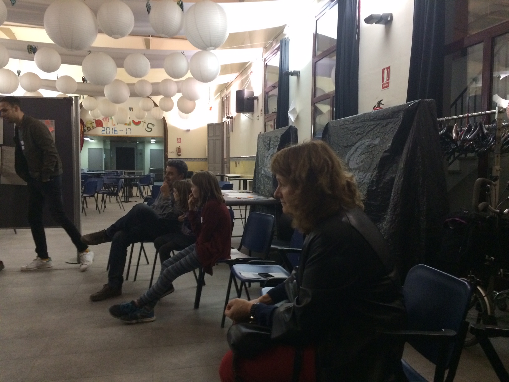 Veïnat de la Vila de Gràcia escoltant les propostes durant una trobada d'entrevistes apreciatives del projecte Donant veu al barri