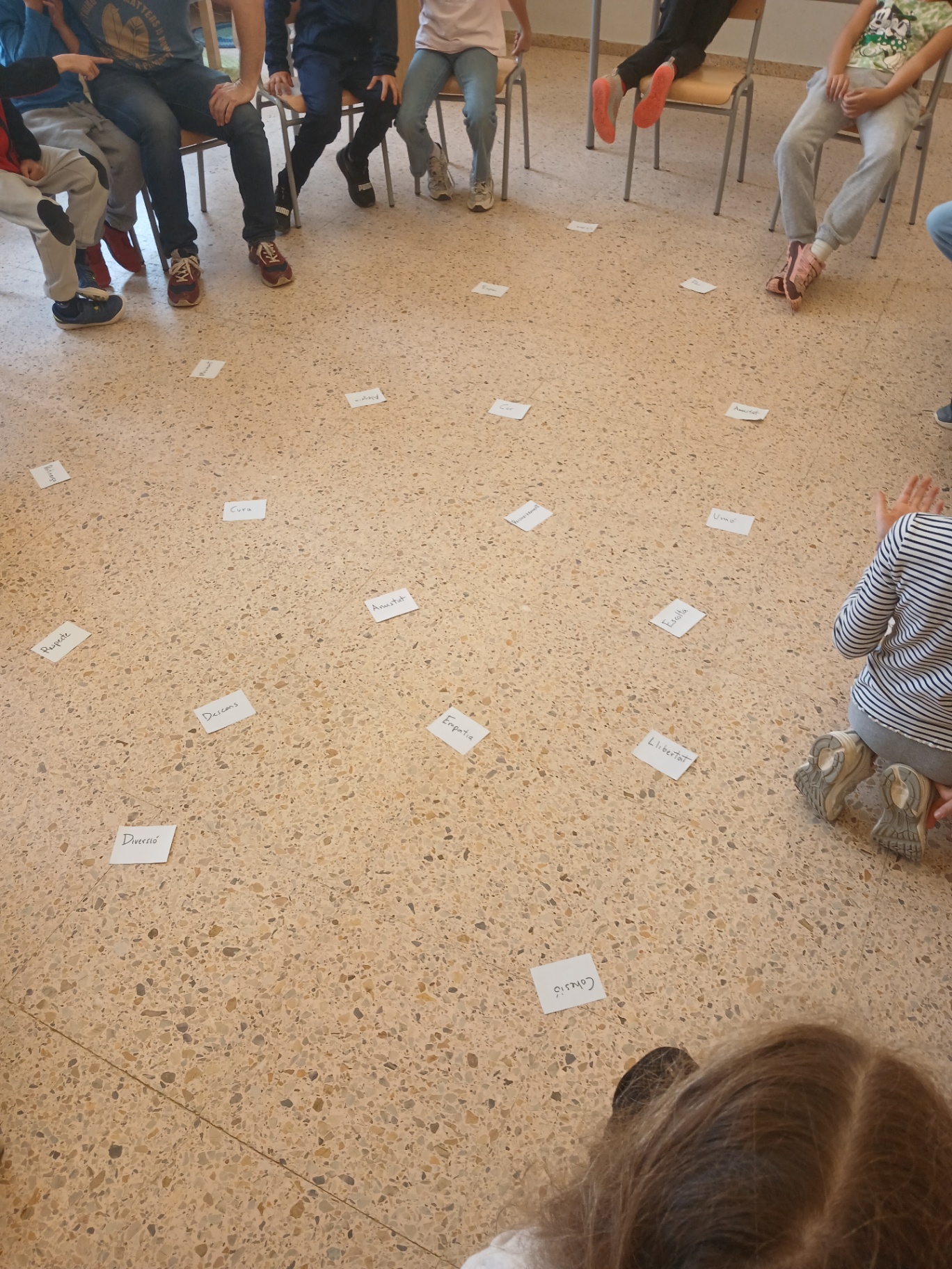 Dinàmica de valors amb cartes al terra en un cercle restauratiu