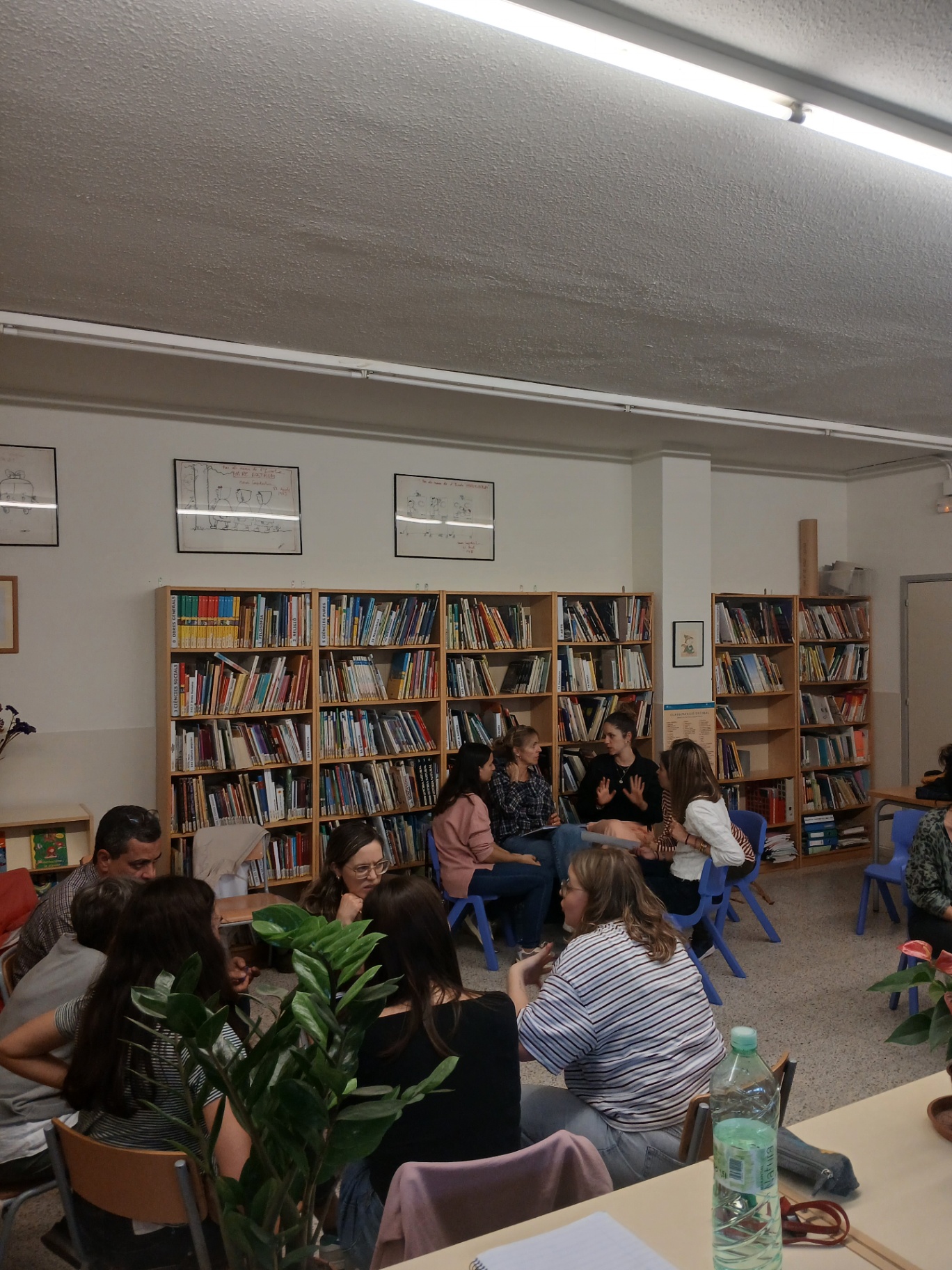 Formació en pràctiques restauratives amb docents a la biblioteca escolar