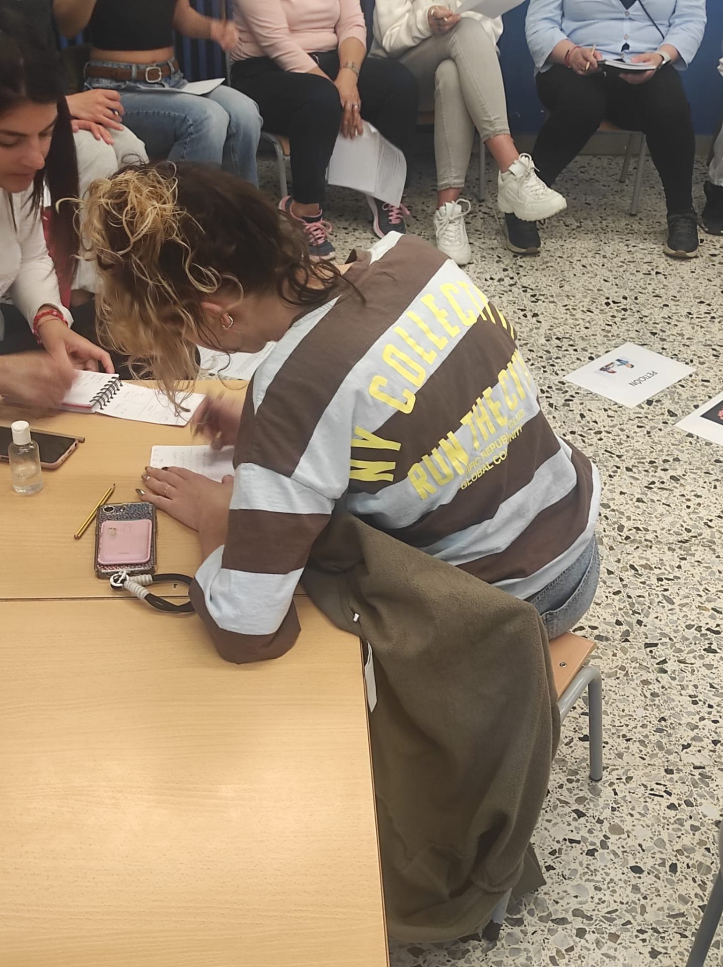 Alumnes de l'Escola Montseny treballant en equip durant una activitat de la Bústia d'Aula