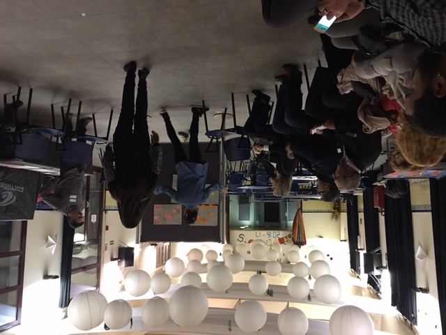 Vista general de la sala amb grups intergeneracionals treballant conjuntament la transformació de l'espai públic de Gràcia