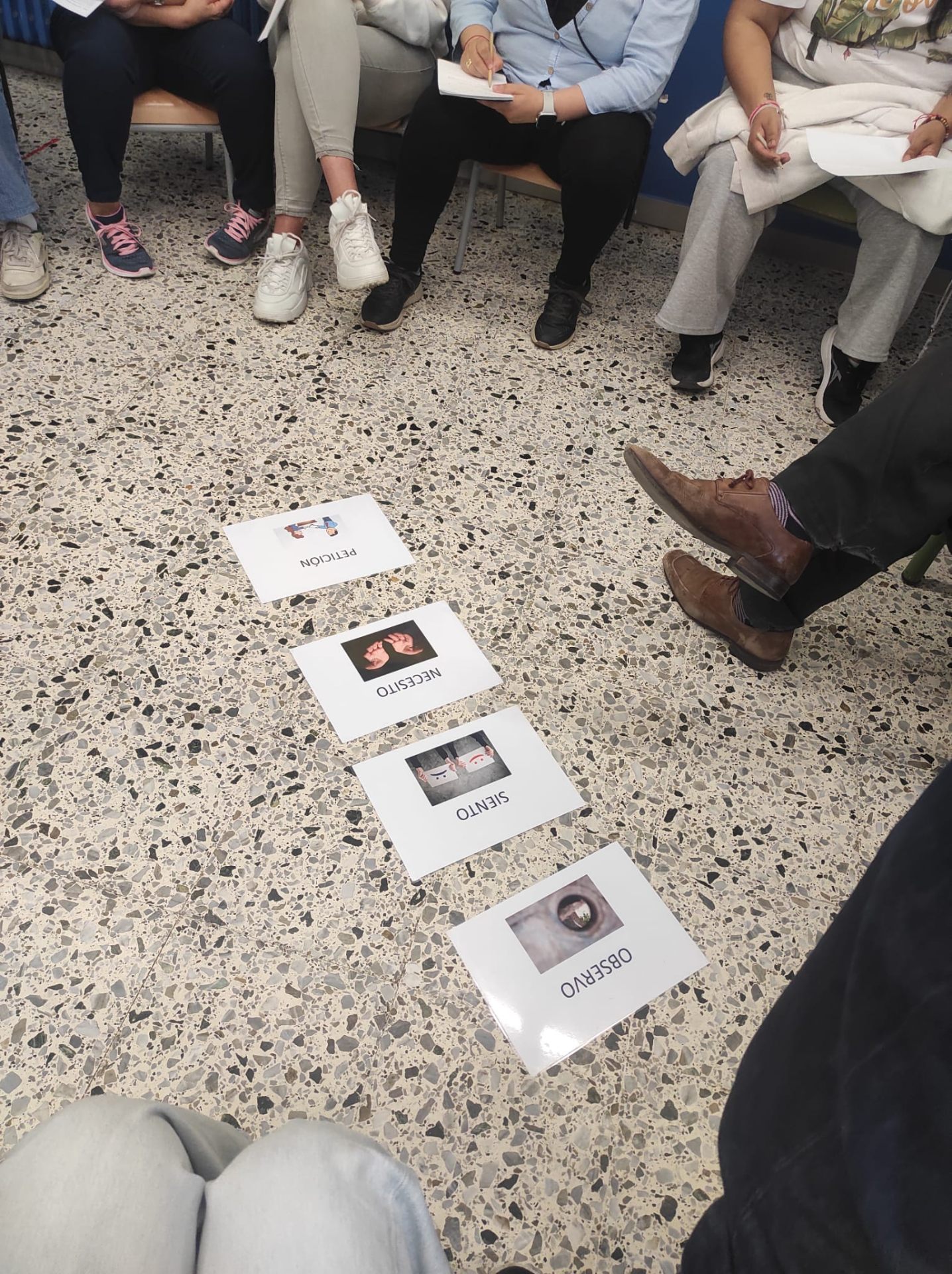 Targetes de comunicació no violenta (observo, sento, necessito, petició) en una sessió a l'Escola Montseny