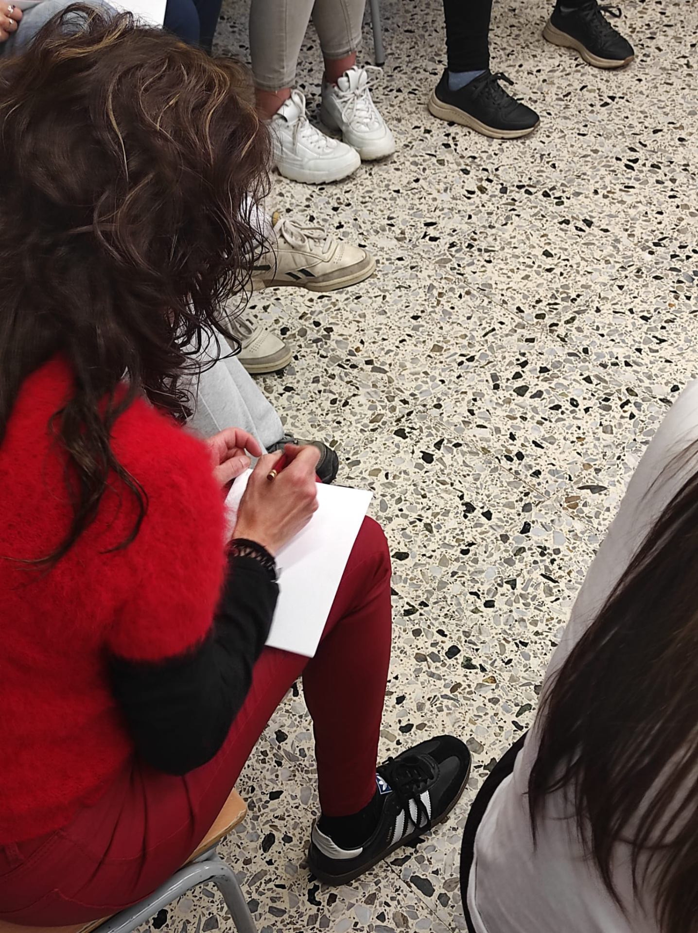 Sessió de Bústia d'Aula a l'Escola Montseny: alumna prenent notes durant una dinàmica de comunicació no violenta
