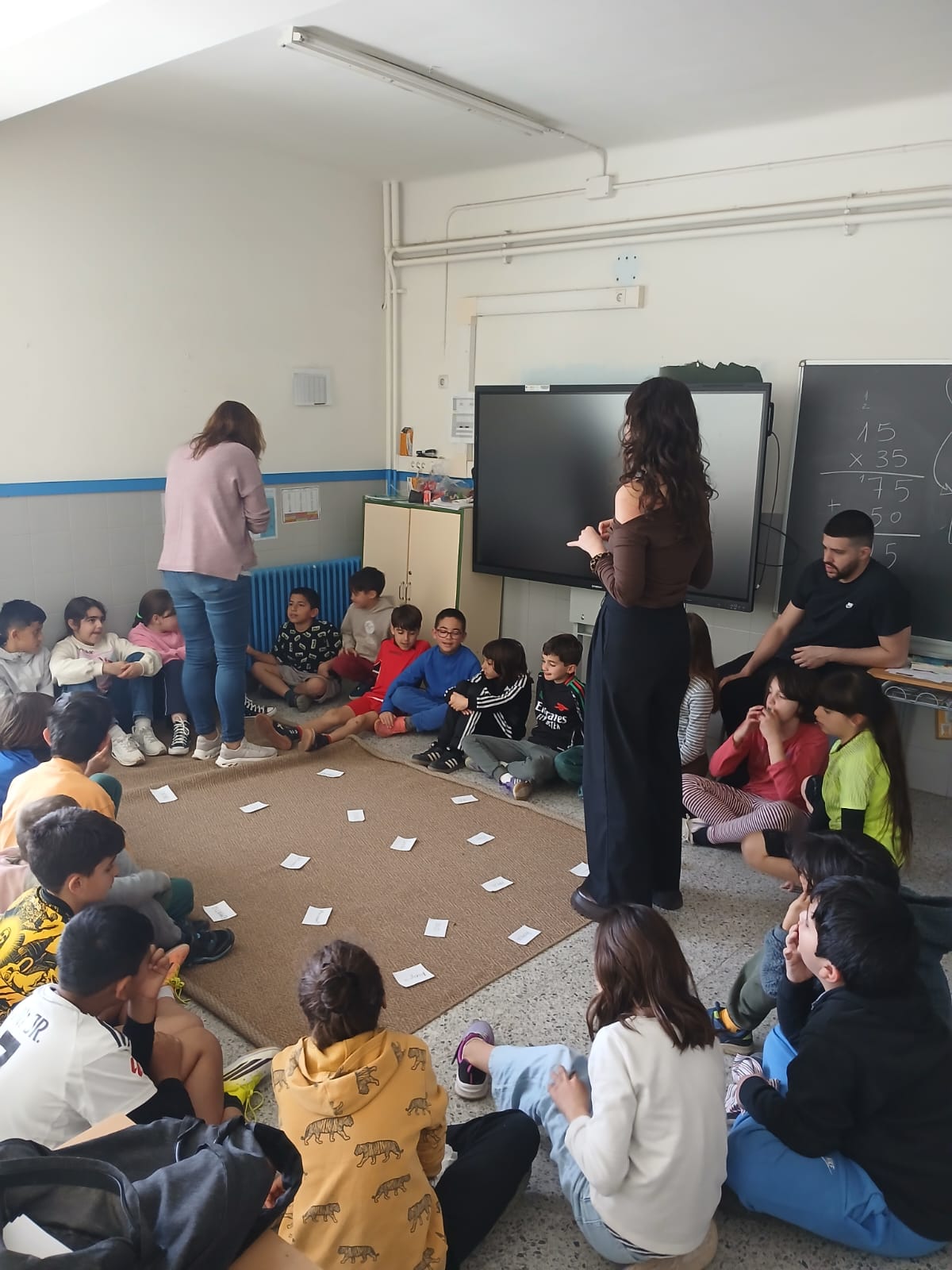 Alumnat en cercle a l'aula durant una sessió de cultura de pau i pràctiques restauratives