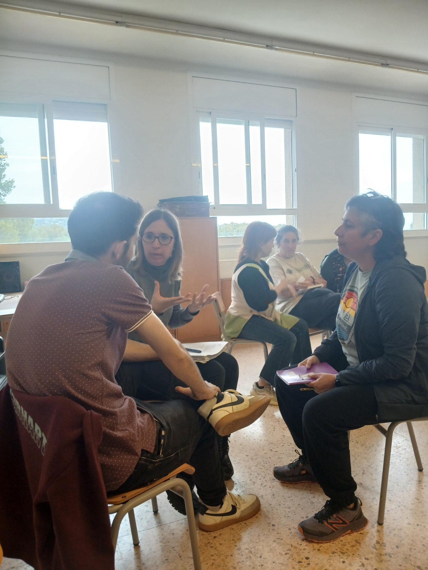 Treball en grup sobre comunicació no violenta amb professorat