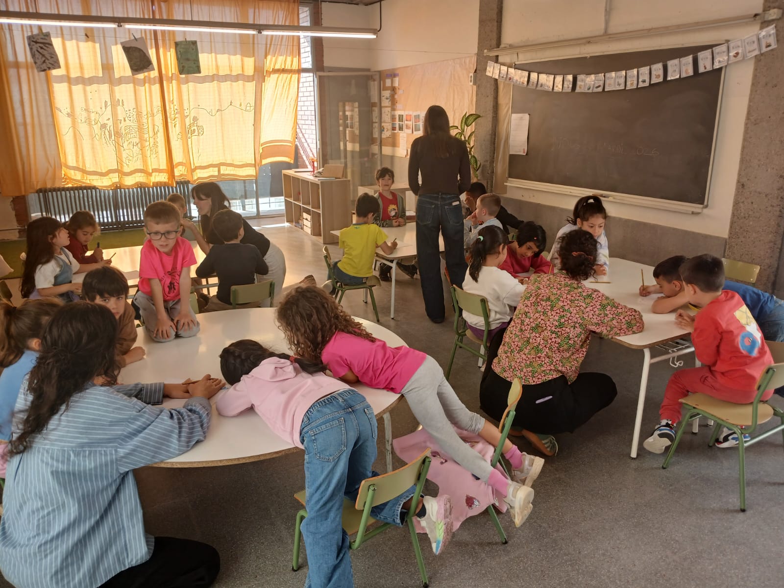 Aula d'educació infantil treballant en petits grups amb la mediadora de Mediam