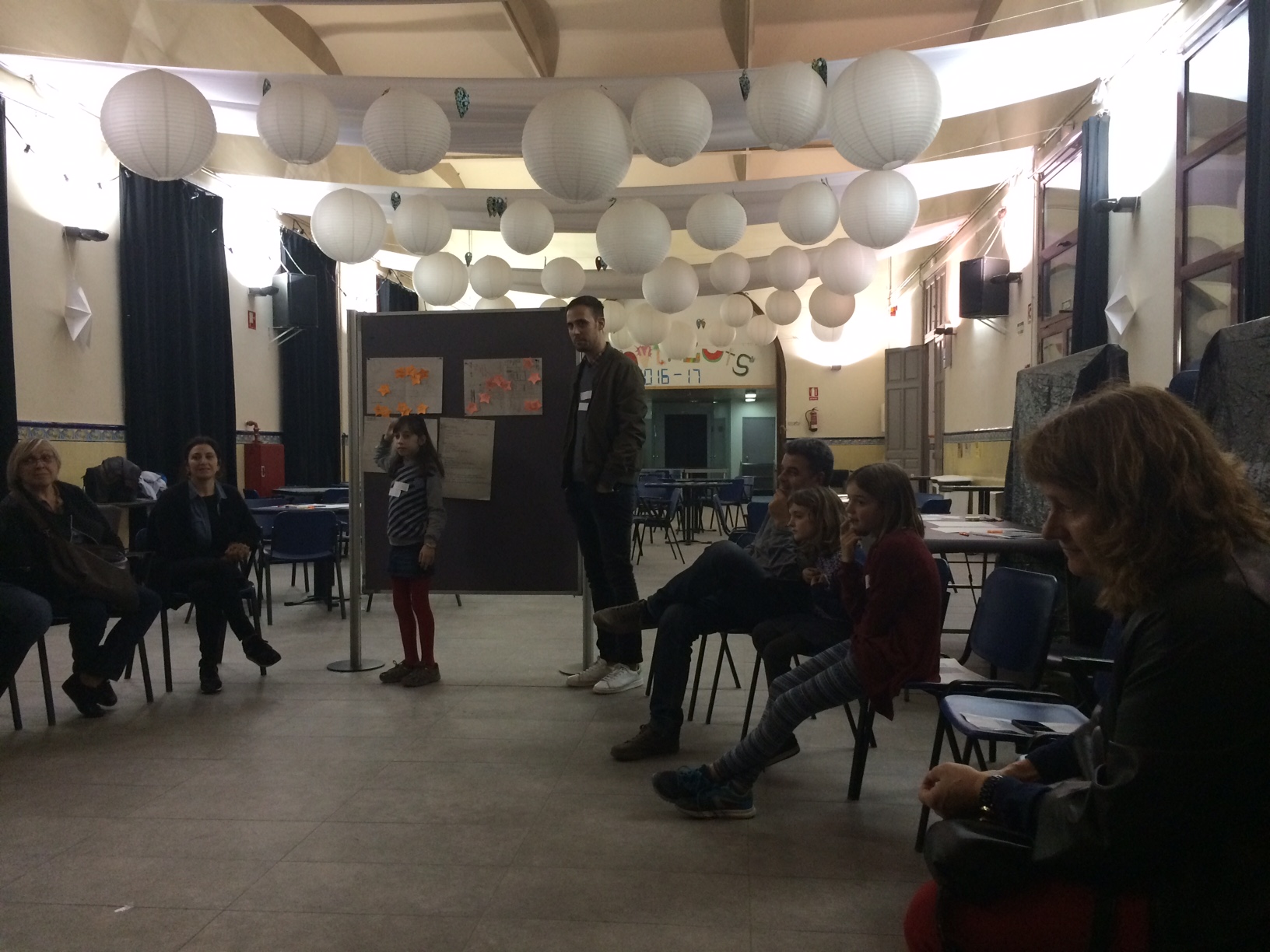 Infants de l'escola Univers participant activament en el debat comunitari sobre la transformació de la Plaça del Poble Romaní