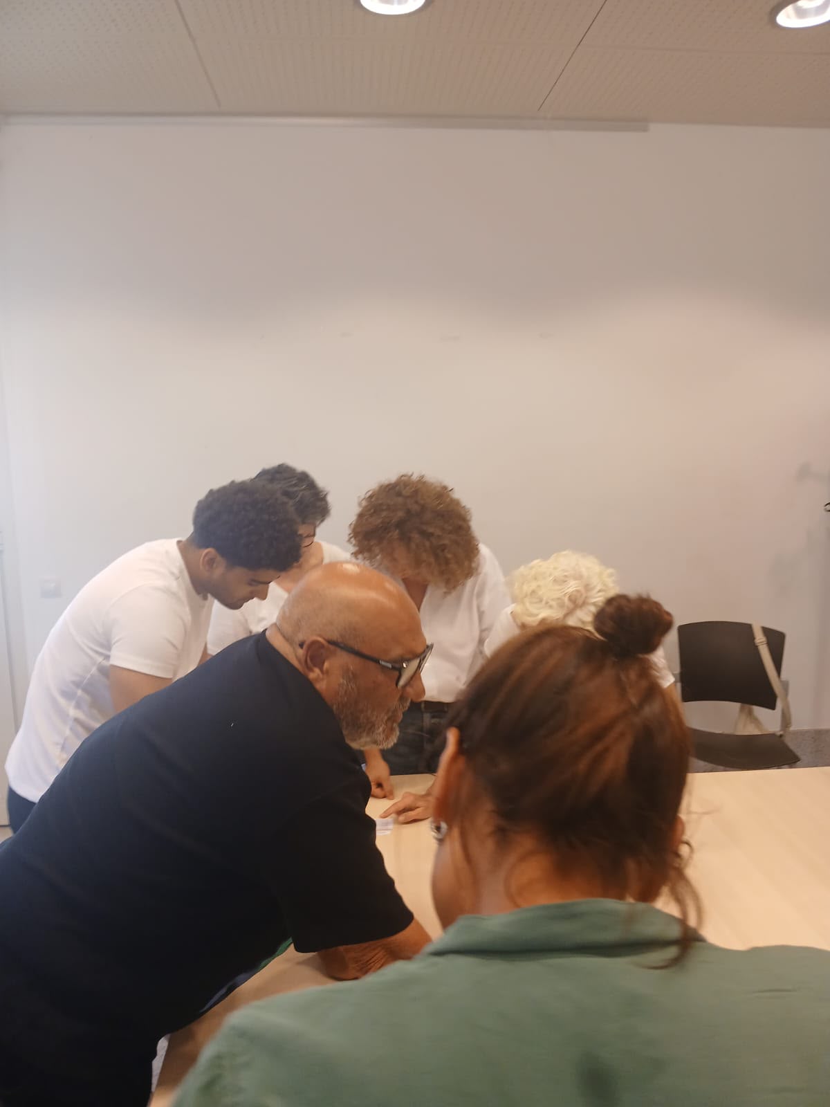 Participants de la formació d'agents cívics dialogant en petit grup sobre situacions reals de convivència a l'espai públic de Barcelona