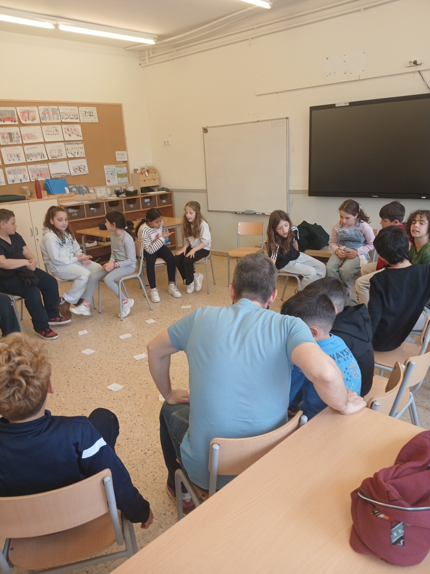 Cercle restauratiu amb alumnat i docents a l'aula