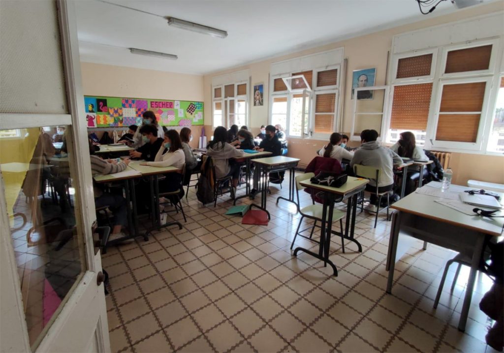 Aula de 3r d'ESO del Mare del Diví Pastor amb l'alumnat treballant en grups durant el projecte Els Drets Humans a les nostres mans