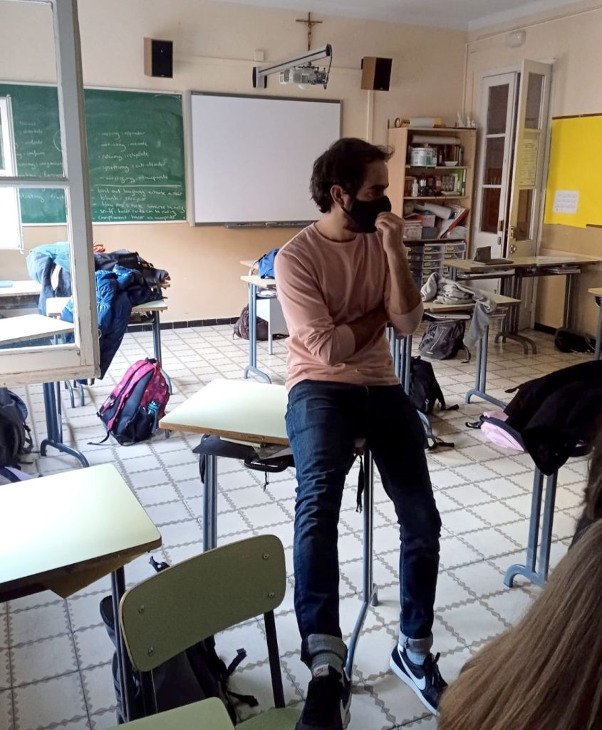 Facilitador de mediació explicant dinàmiques de role play sobre drets humans a l'alumnat de 3r d'ESO