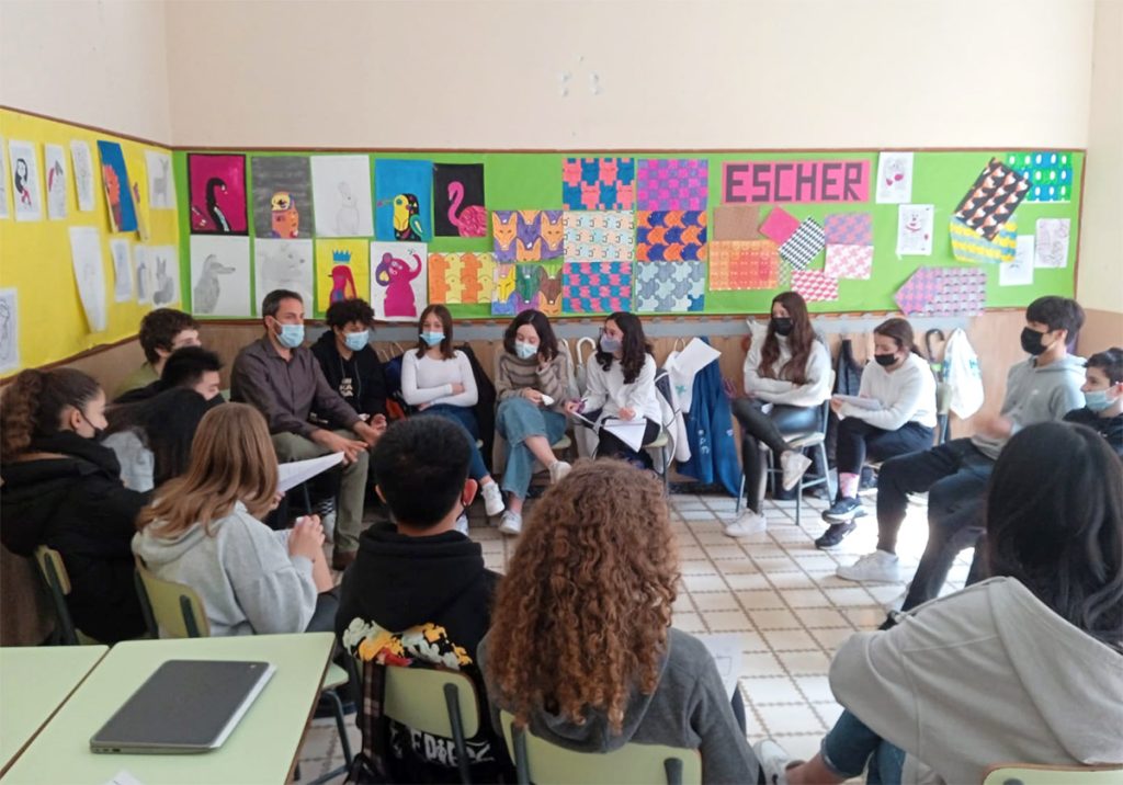 Cercle de diàleg amb alumnat de 3r d'ESO i facilitadors per compartir aprenentatges del projecte de mediació i drets humans