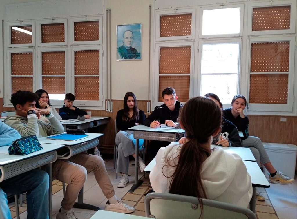Sessió de formació en mediació escolar amb alumnat de secundària a l'aula