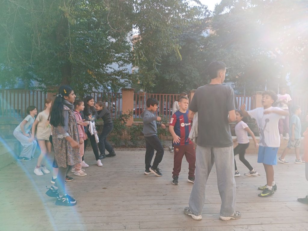 Activitat dinàmica a l'exterior amb infants de l'Escola Bogatell dins el projecte Harmonia a l'aula