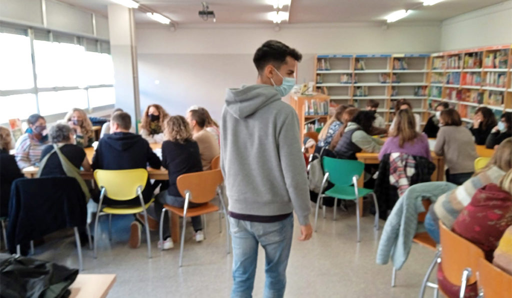 Facilitador acompanyant els grups de docents durant una dinàmica de cohesió de claustre
