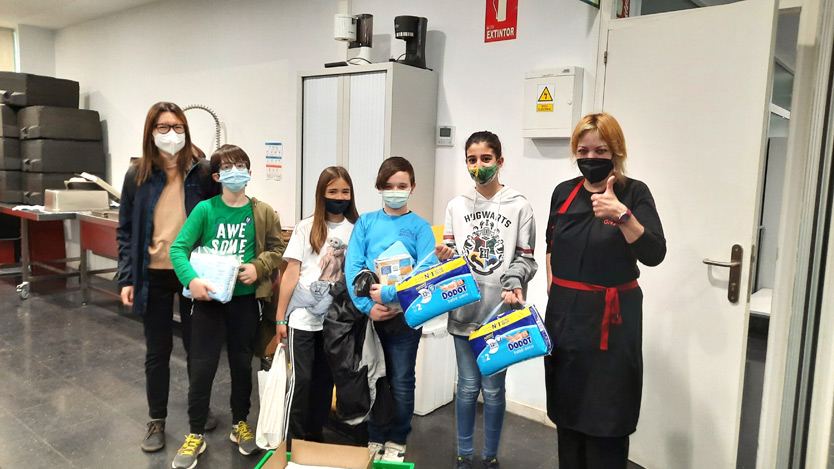 Grup d'alumnes amb productes solidaris elaborats per recaptar fons per a entitats socials com a part del projecte d'Aprenentatge Servei