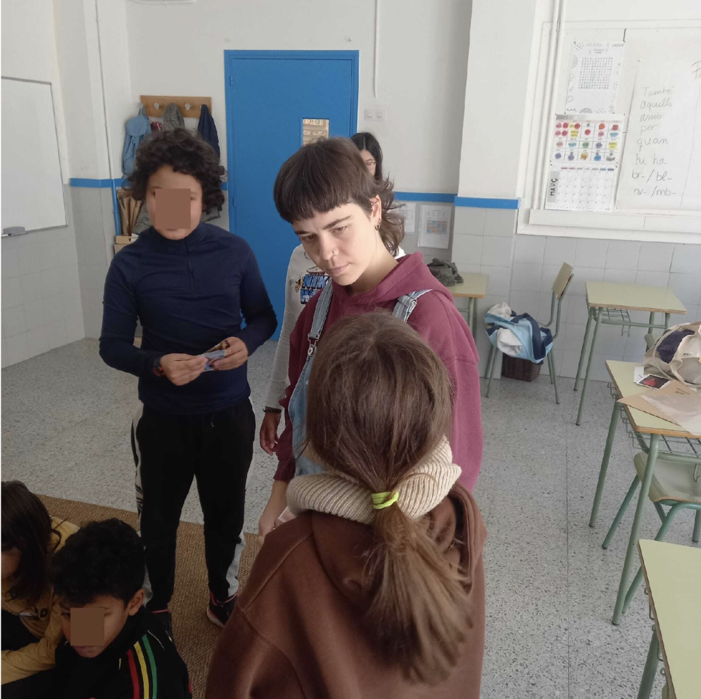 Mediadora escolar acompanyant alumnes en una activitat de cultura de la pau a l'aula