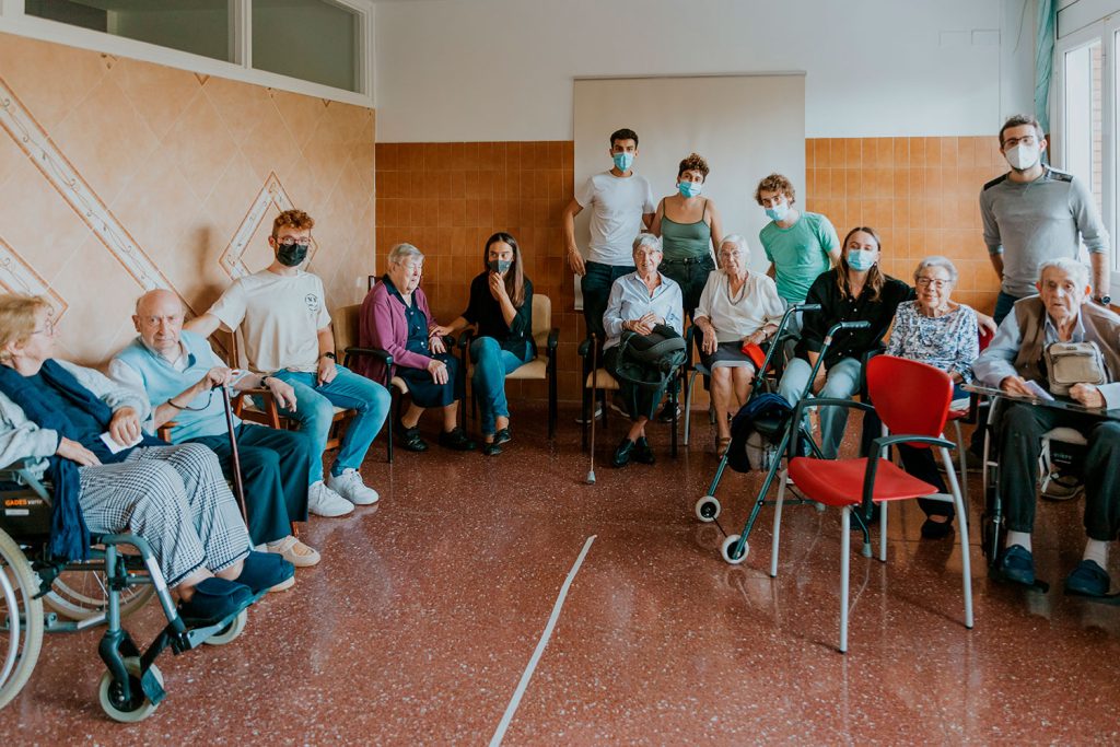 Grup intergeneracional de joves i persones grans reunits en una sessió del projecte Sapere Aude a Barcelona