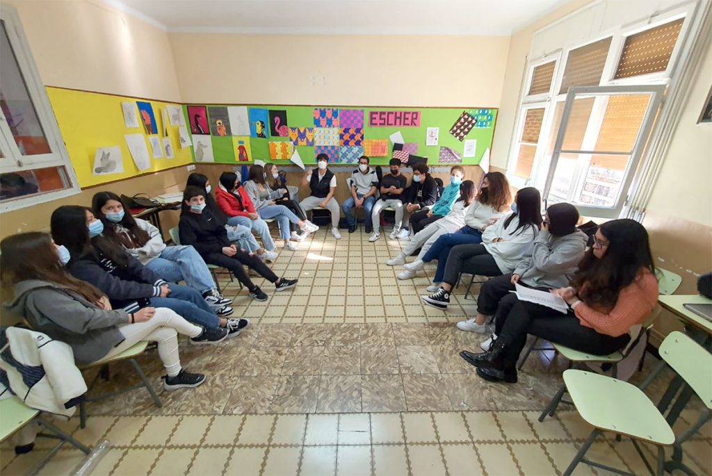 Alumnat de 3r d'ESO de l'escola Mare del Diví Pastor en cercle de diàleg dins l'aula durant una sessió de Comunicació No Violenta