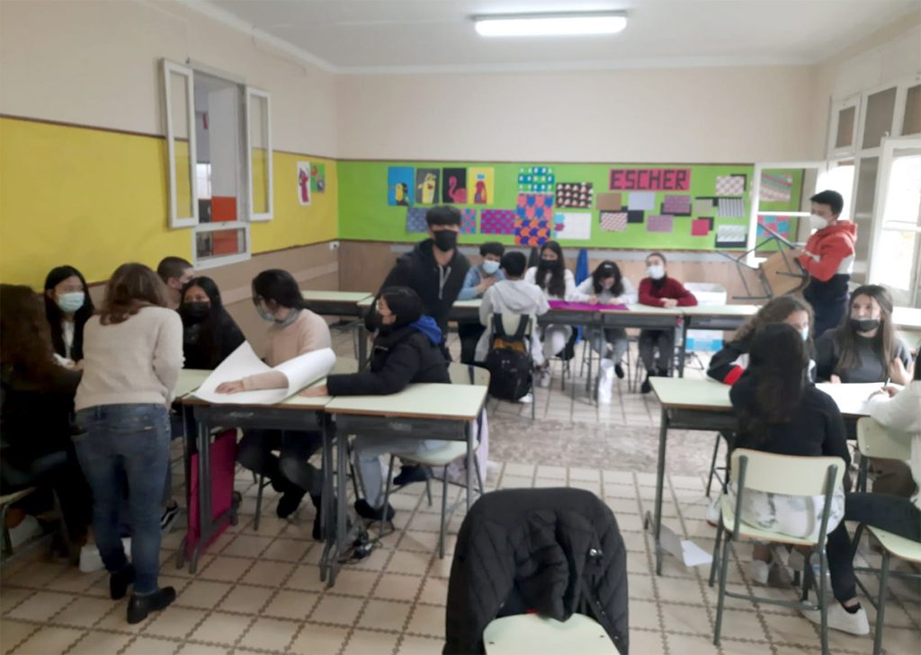Sessió de treball en grups petits de l'alumnat de l'escola Mare del Diví Pastor preparant el projecte ApS sobre discriminació
