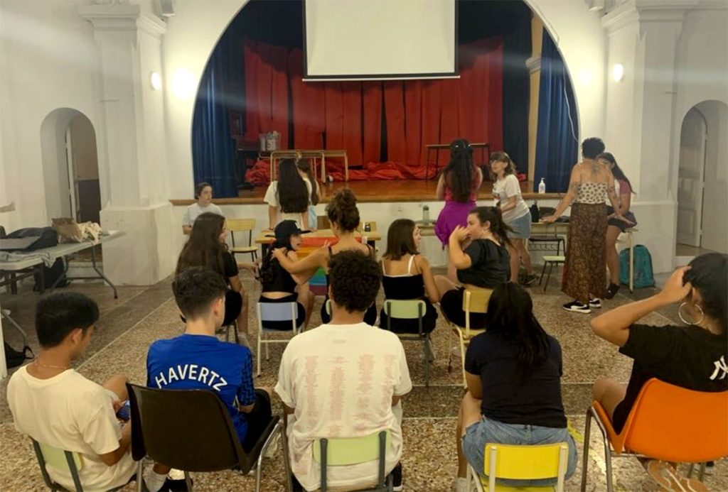 Joves de l'escola Mare del Diví Pastor assajant escenes de sensibilització sobre el masclisme, el racisme i l'homofòbia