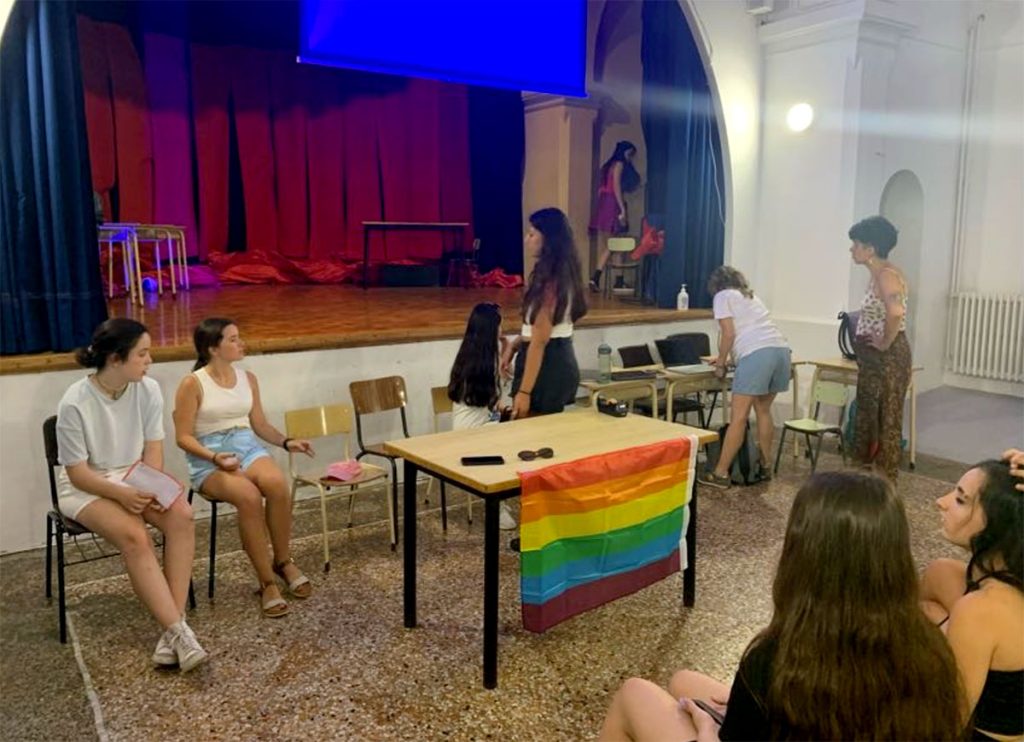 Alumnes preparant l'escenari amb una bandera LGTBI per a la gravació del vídeo de sensibilització contra la discriminació