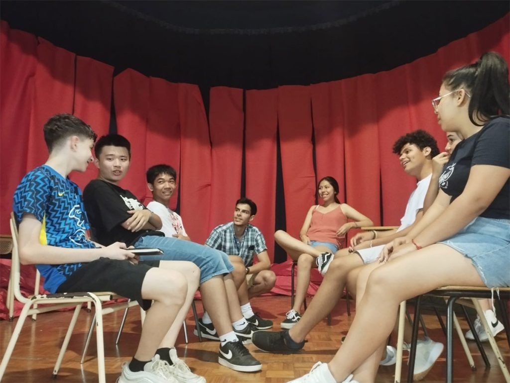 Grup de joves dialogant en cercle després de la gravació del vídeo del projecte ApS sobre no discriminació