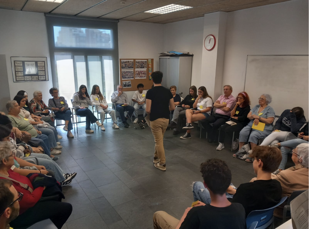 Cercle de diàleg intergeneracional a l'Institut Goya amb alumnat d'ESO i persones grans del Casal de Navas