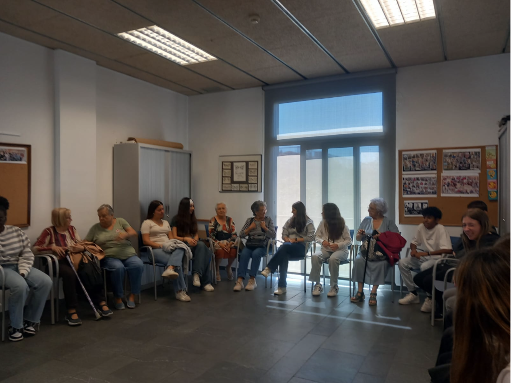 Debat intergeneracional entre estudiants i gent gran al projecte APS de drets humans de l'Institut Goya