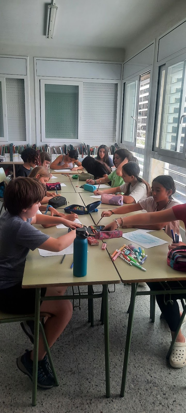 Infants de l'Escola Montseny treballant en grup amb materials creatius en una sessió del projecte Harmonia a l'aula