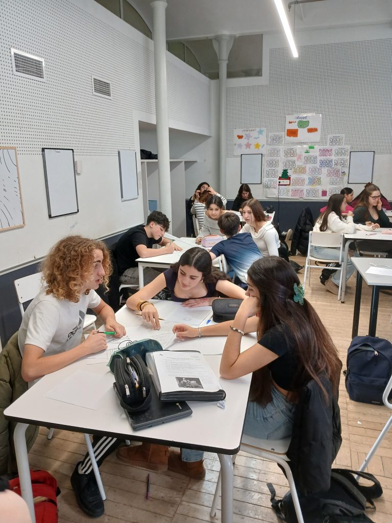 Alumnat de 3r d'ESO de l'Institut Martí Pous treballant en grup el projecte sobre gentrificació a Sant Andreu