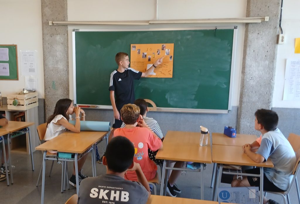 Alumnat de l'Escola Mas Casanovas presentant el seu relat de vida a l'aula