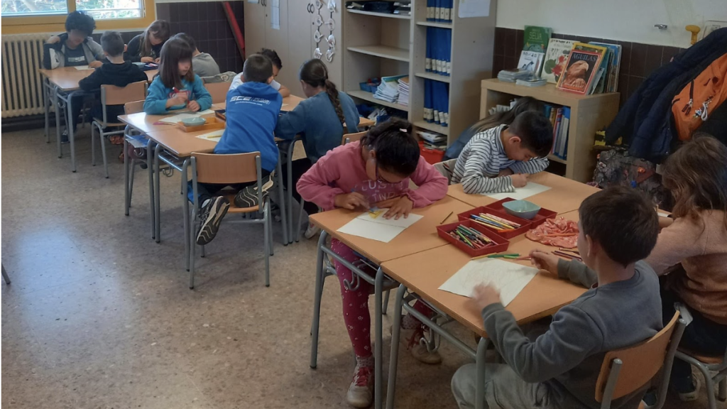 Alumnat de primària de l'Escola Els Pins treballant en grup activitats d'educació emocional