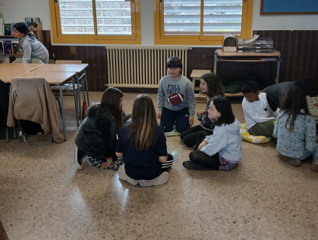 Cercle restauratiu amb infants de l'Escola Els Pins per parlar de convivència i respecte