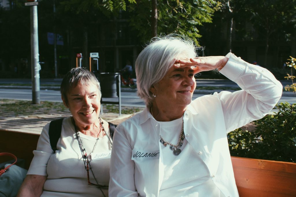 Persones grans participants del projecte Mirades intergeneracionals en una trobada a l'aire lliure