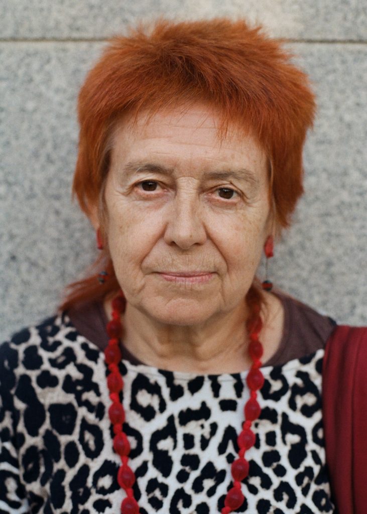 Retrat d'una participant gran amb cabell vermell mirant a càmera al projecte Mirades intergeneracionals