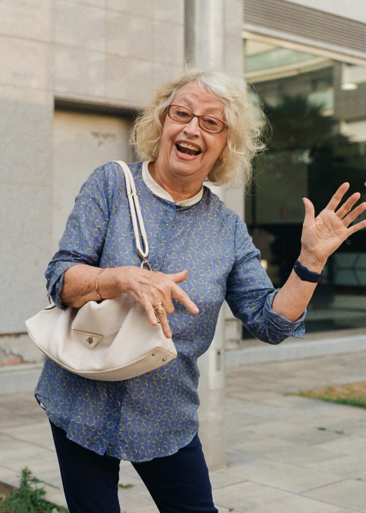 Participant gran rient amb expressivitat durant una trobada del projecte