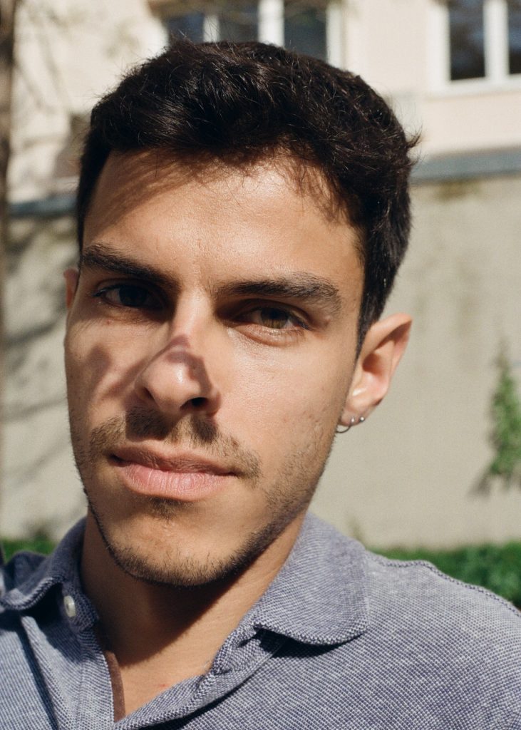 Retrat d'un jove participant del projecte Mirades intergeneracionals