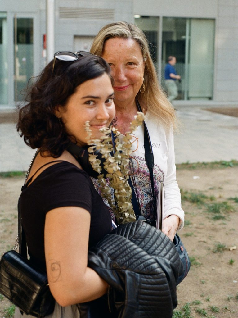 Una jove i una participant gran abraçades després d'una sessió de fotografia del projecte