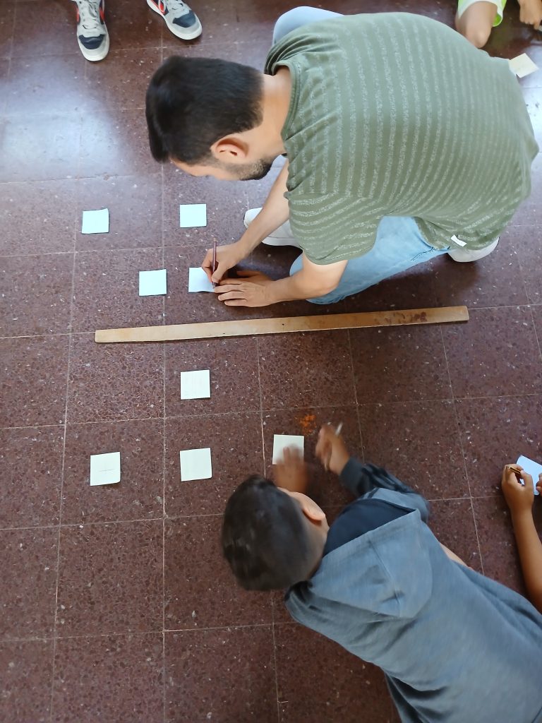 Activitat de gestió de conflictes amb infants a l'Escola Poblenou