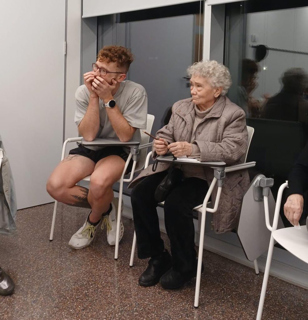 Participants joves i grans atents durant una sessió de cinefòrum del projecte Sapere Aude