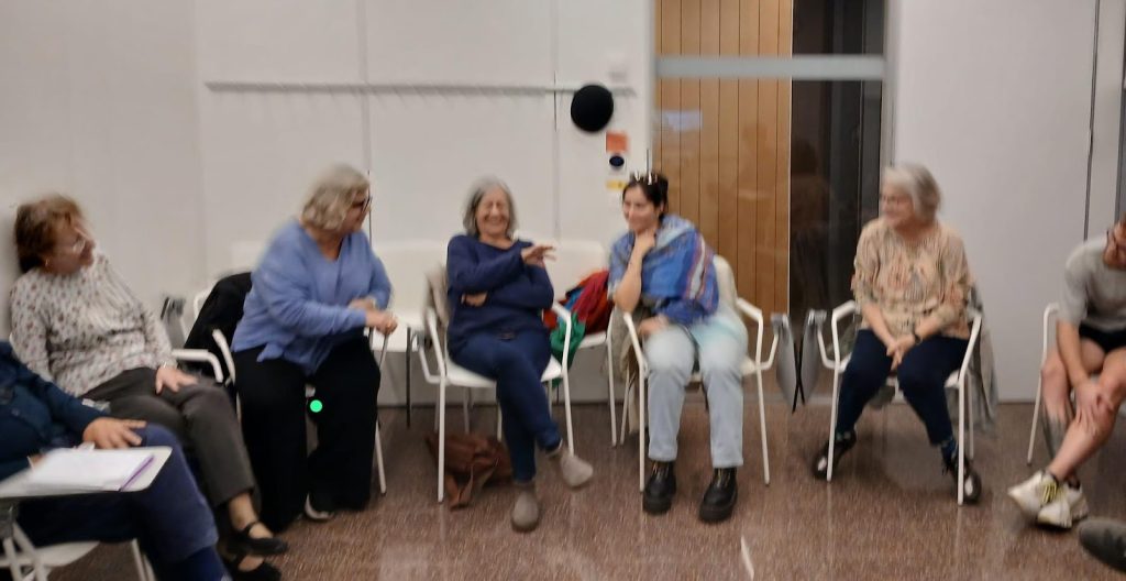 Persones grans compartint reflexions en cercle després d'una projecció a l'Espai Transformadors