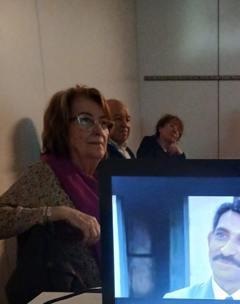 Participant compartint la seva mirada davant la pantalla en un cinefòrum intergeneracional