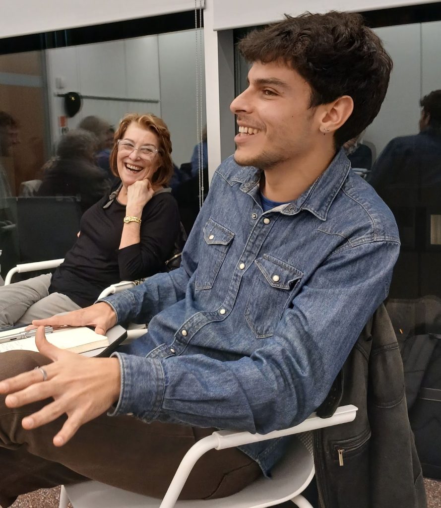 Jove participant del projecte Sapere Aude somrient durant una conversa intergeneracional