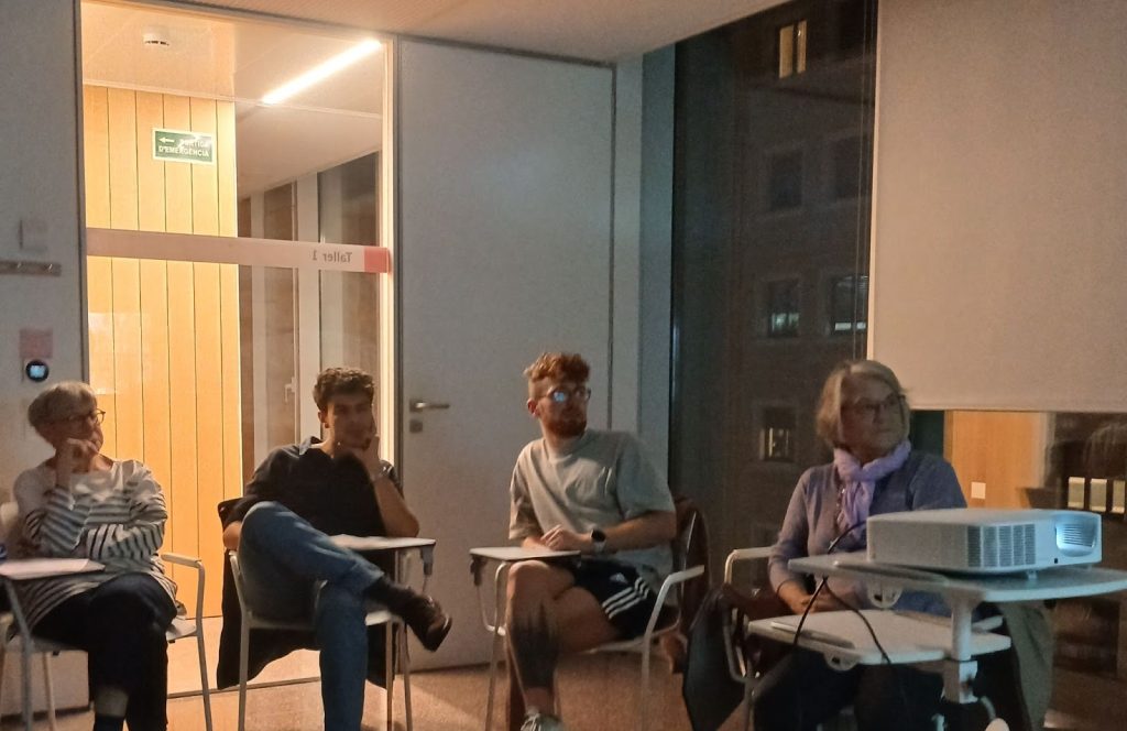 Grup intergeneracional de joves i persones grans dialogant en una sessió de Sapere Aude