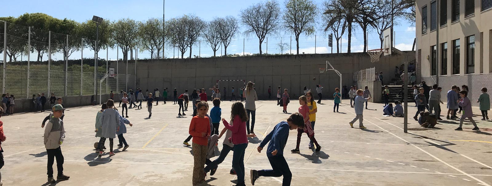 Infants jugant al pati de l'escola