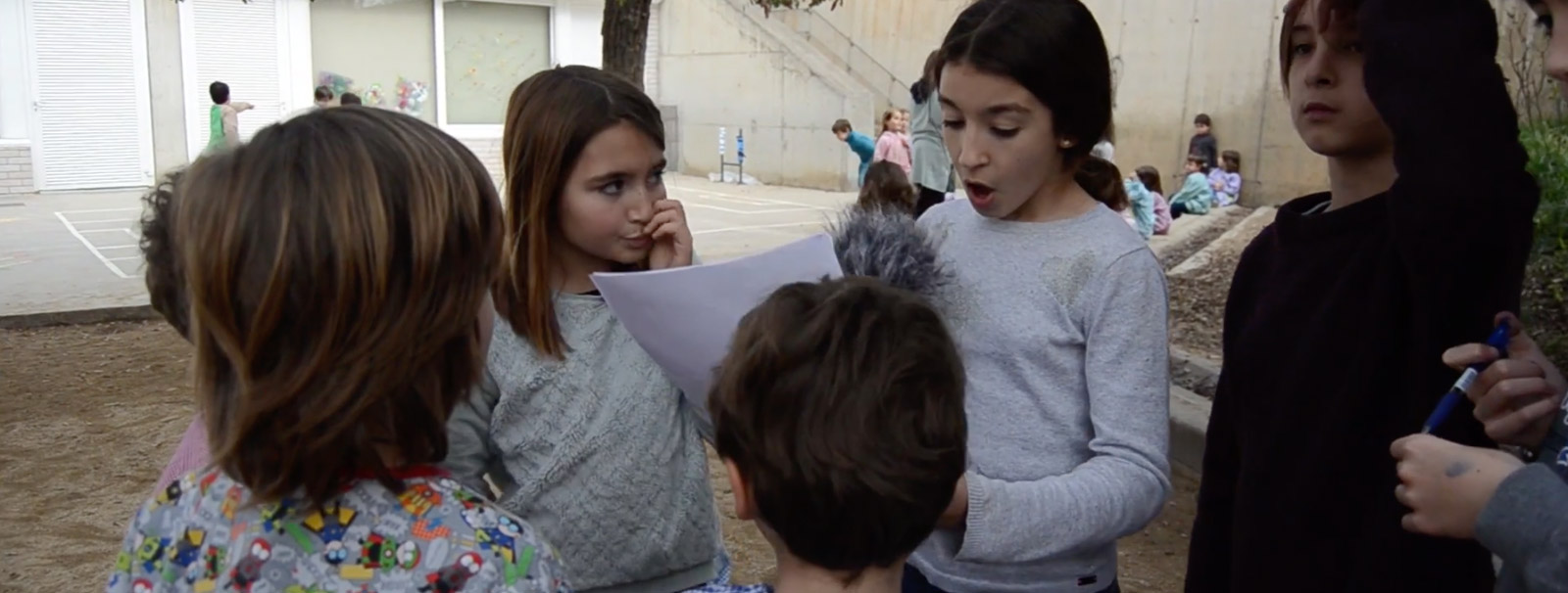 Infants fent enquestes al pati