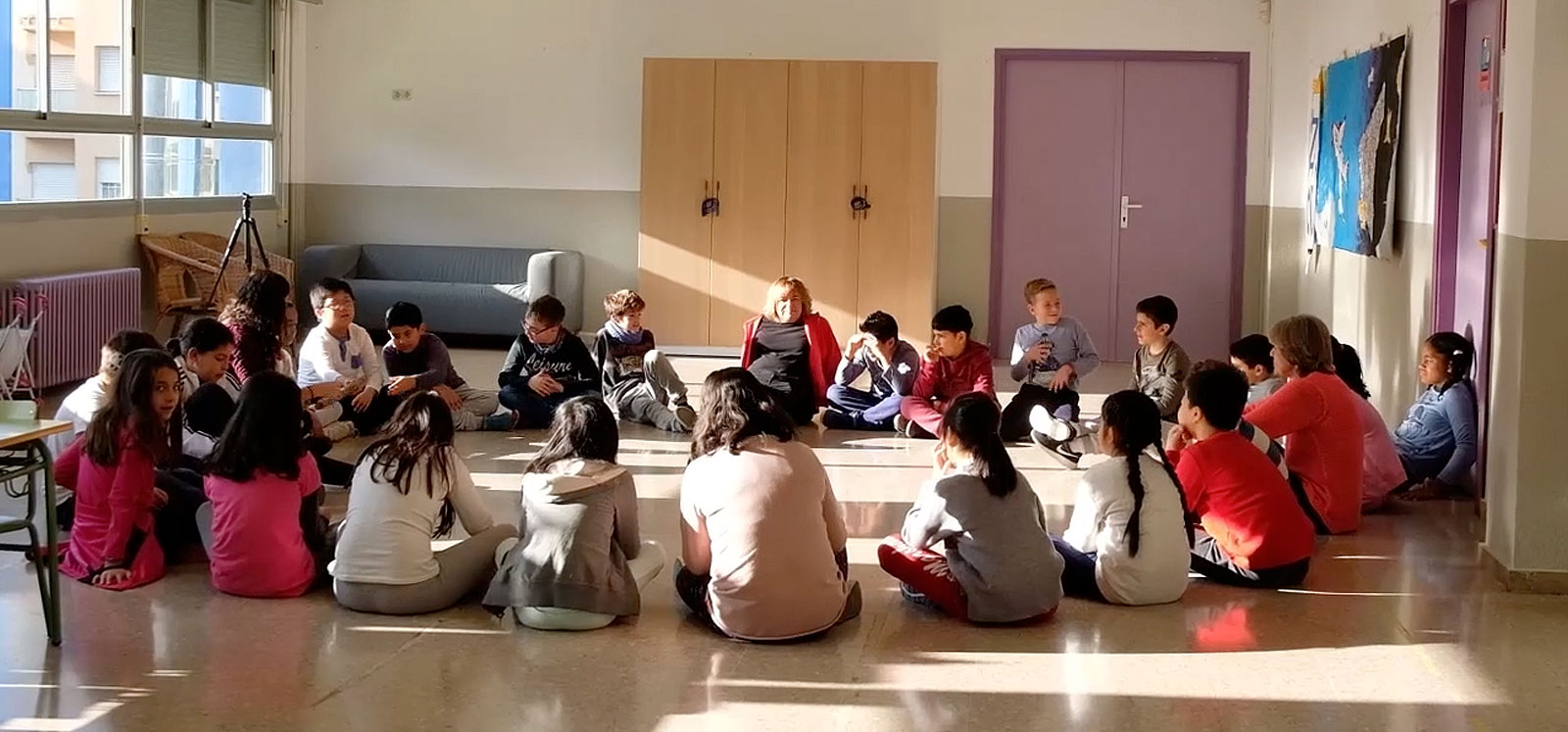 Cercle de diàleg amb alumnes a l'aula