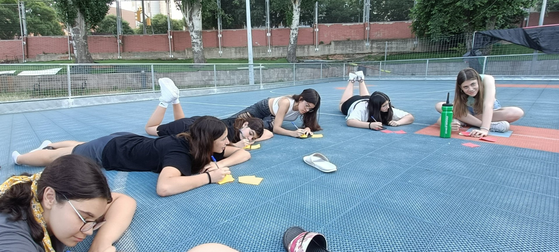 Joves treballant a la pista esportiva
