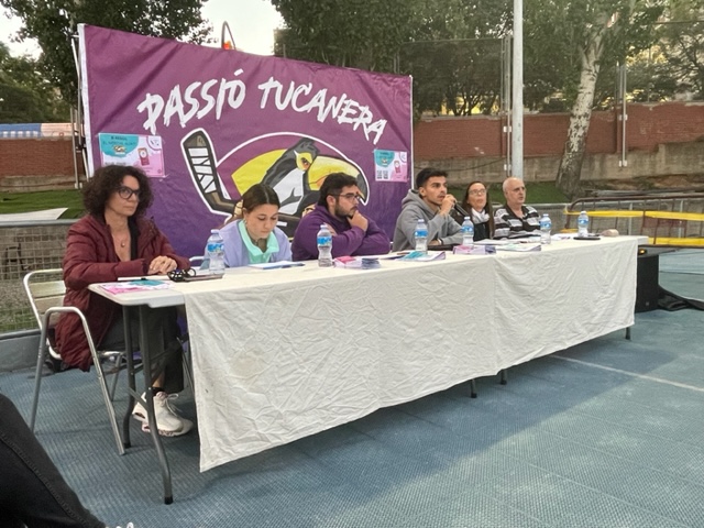Taula de presentació amb el cartell Passió Tucanera